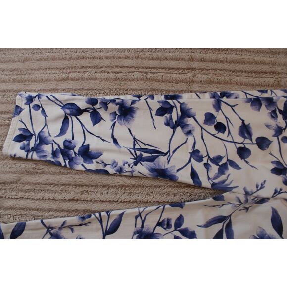 CHICOS SO SLIMMING Girlfriend Crop blue White Floral Stretch Cotton Pants 2 - Picture 11 of 14